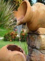 Añade un toque diferente y dinámico al jardín con el movimiento y agradable sonido del agua al caer con una de nuestras fuentes.